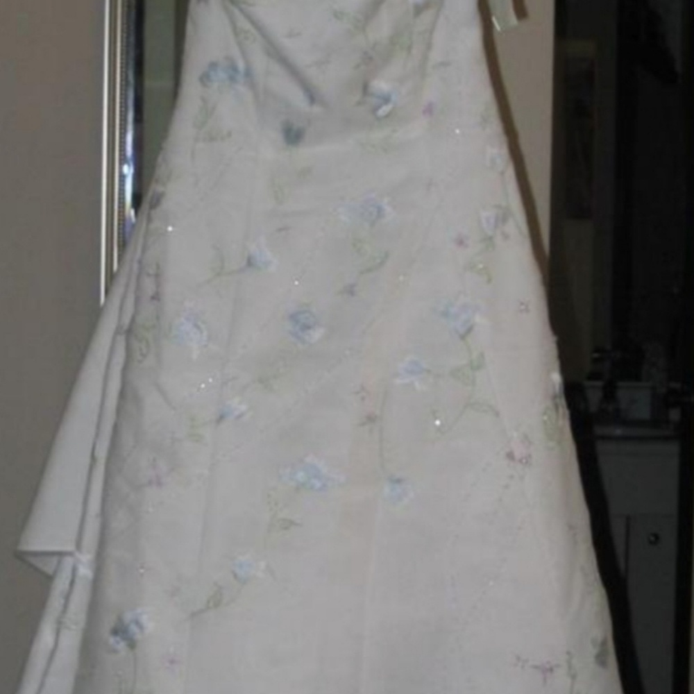 Wedding Dress - Picture 6 of 8